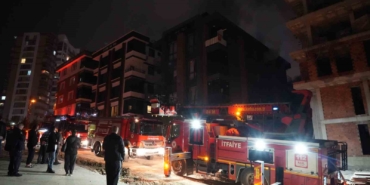 apartman-dairesi-alevlere-teslim-oldu-bina-sakinleri-kendini-disari-atti-tffYIfYE.jpg