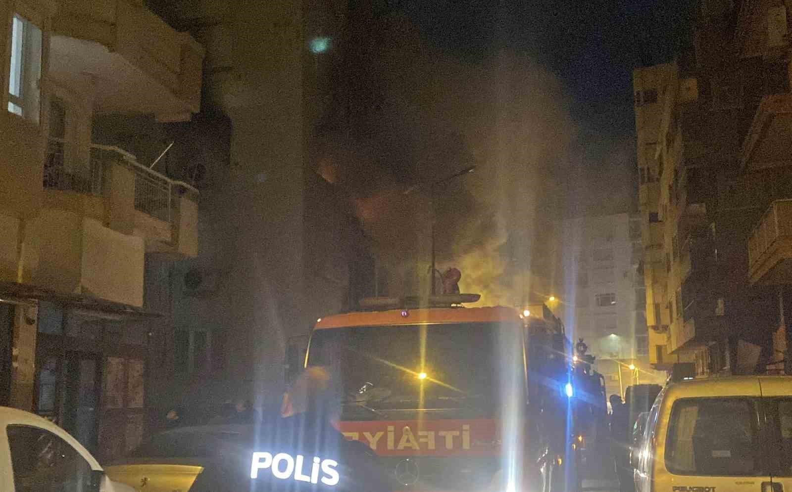 apartman dairesi kule dondu ev sahibi komsularin yardimiyla evden cikartildi 0 MiNRgzCH
