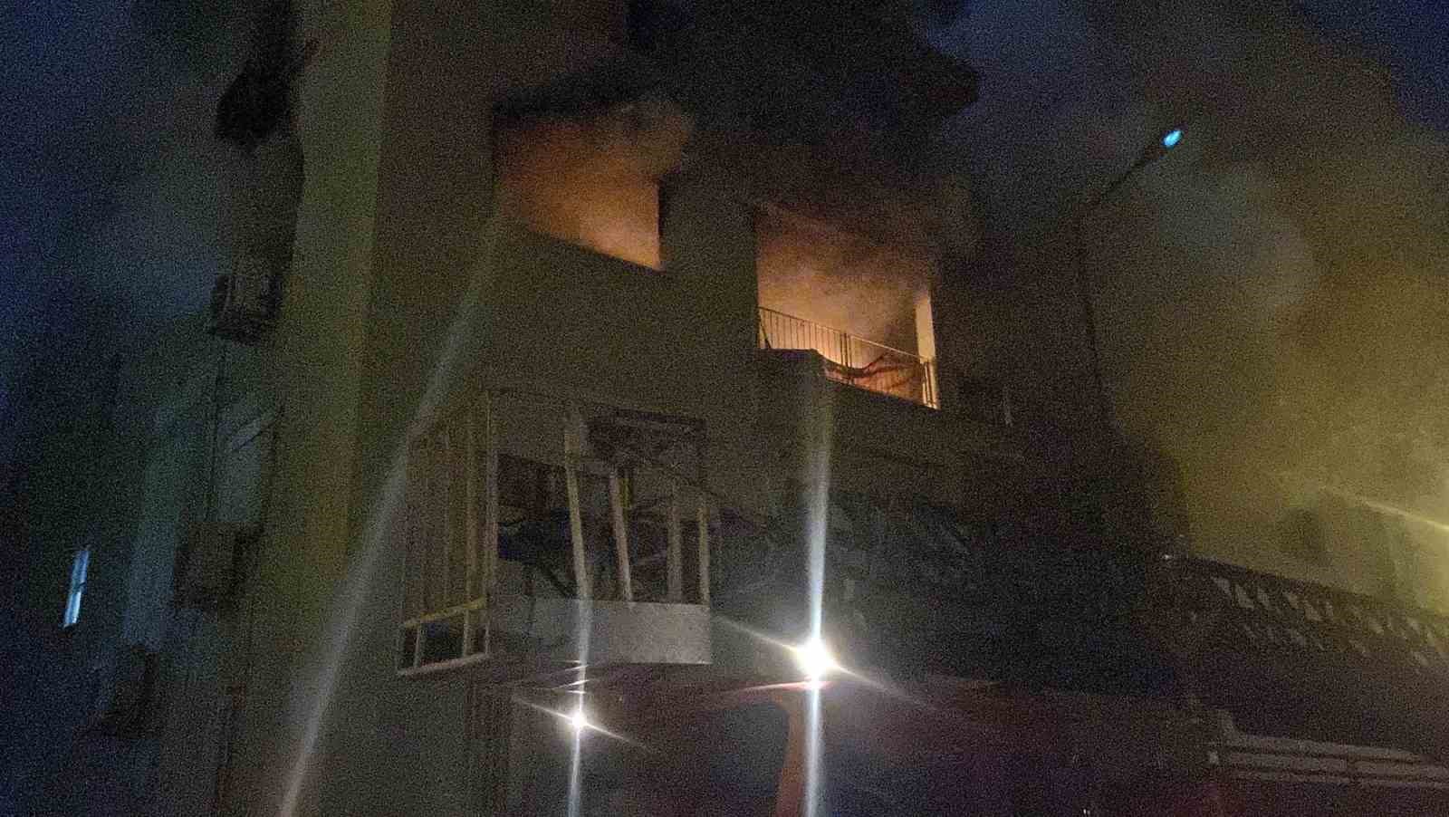 apartman dairesi kule dondu ev sahibi komsularin yardimiyla evden cikartildi 1 6gGbHjWv