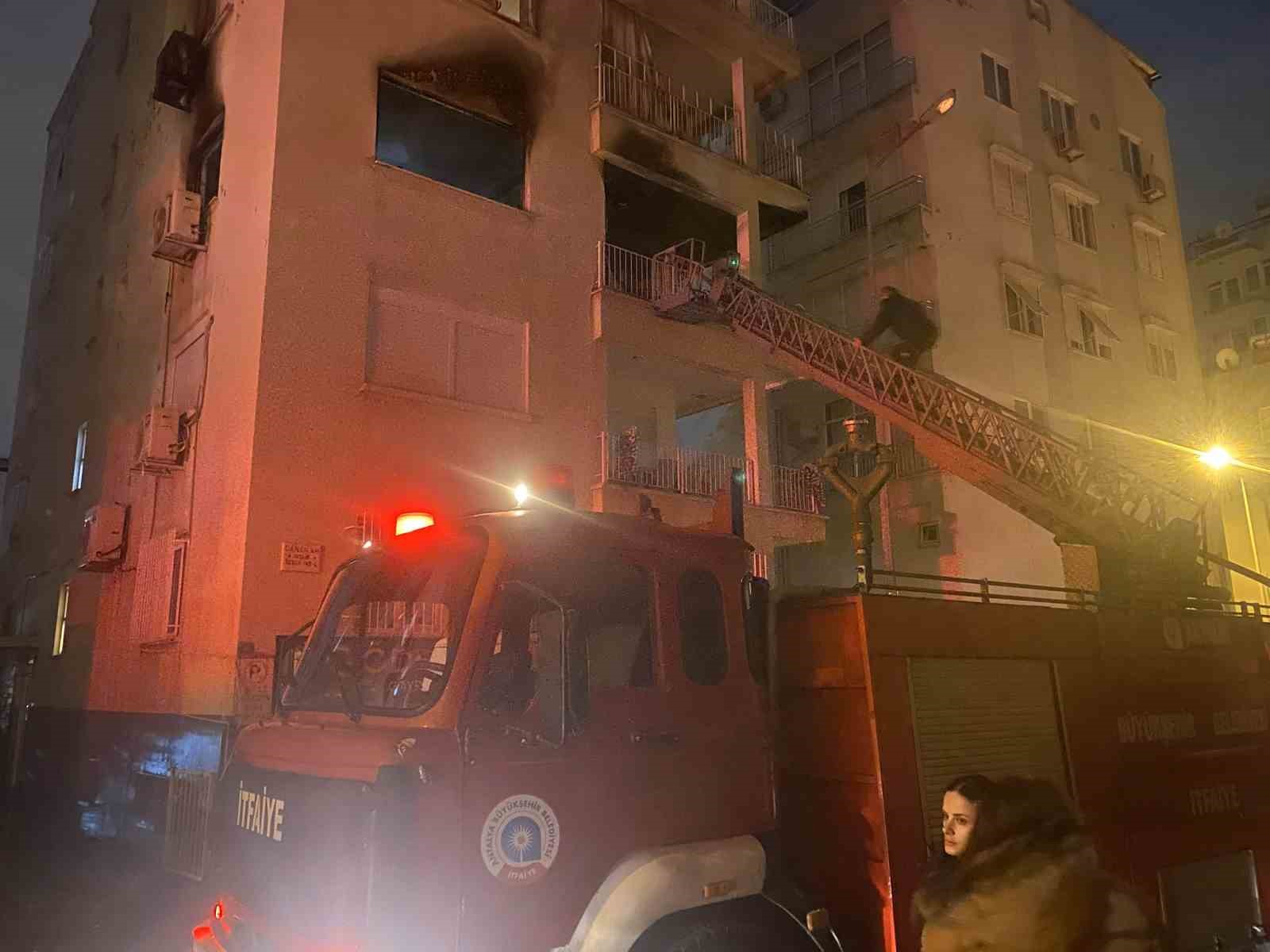 apartman dairesi kule dondu ev sahibi komsularin yardimiyla evden cikartildi 5 QKYhIK3m