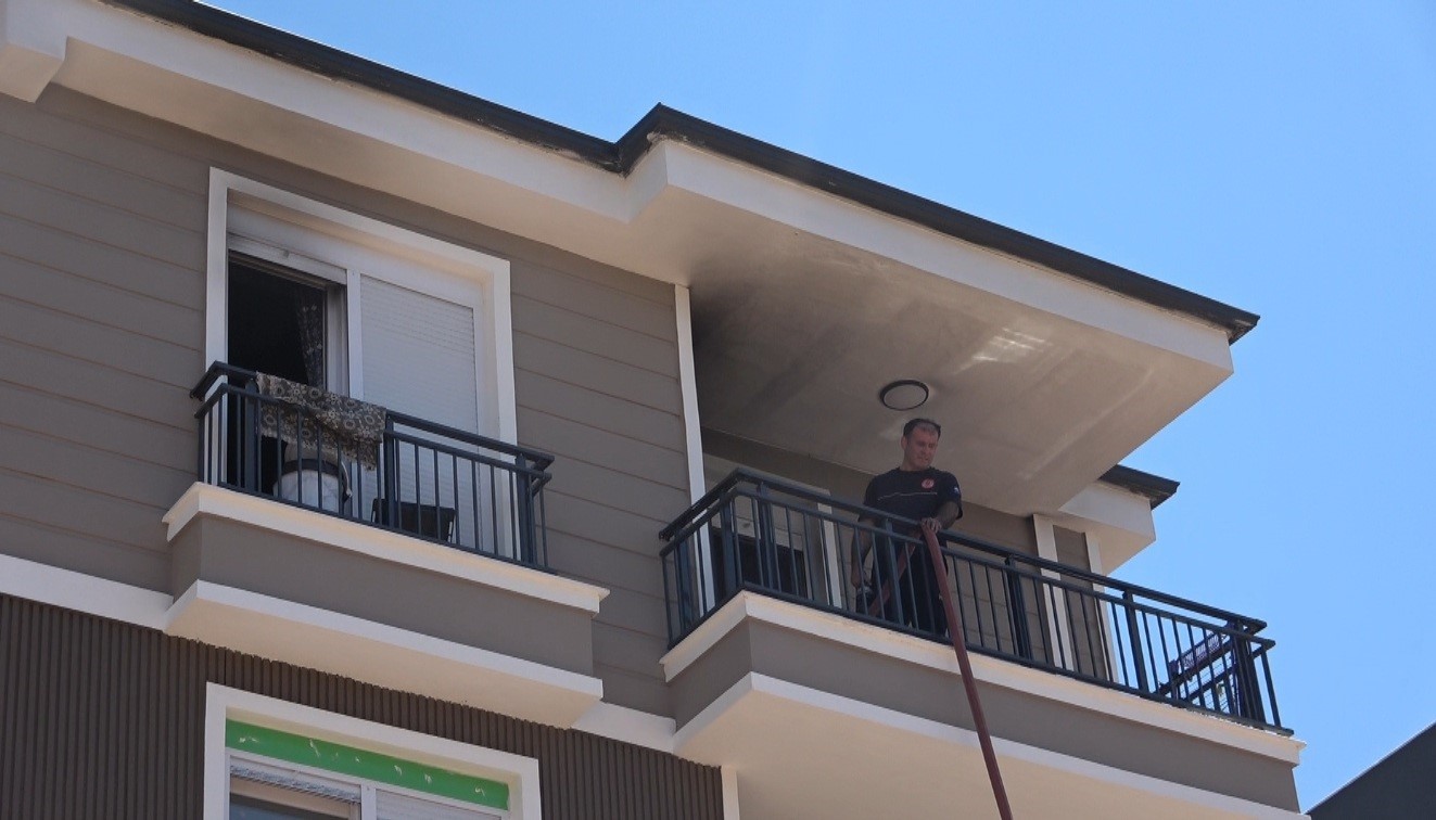 Apartman dairesindeki yangın korkuttu 5 apartman dairesindeki yangin korkuttu 1 b3RDe2kq