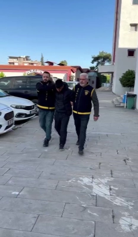 apartman dairesine tirmanip girdi dizustu bilgisayar caldi 1 kC9A6Ey7