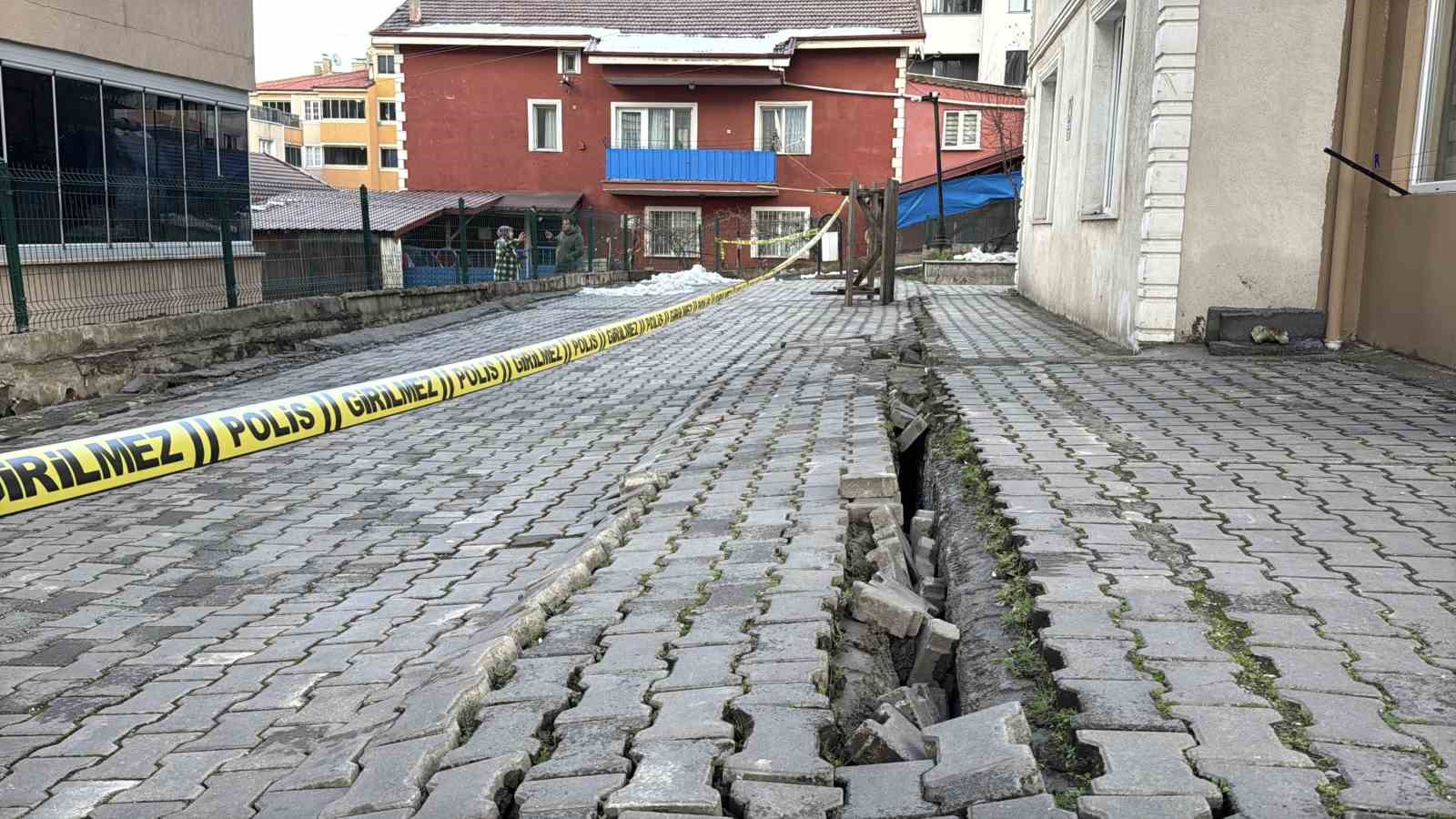 apartman onundeki catlakliklar istinat duvarina zarar verdi 0 HCqWVDHi