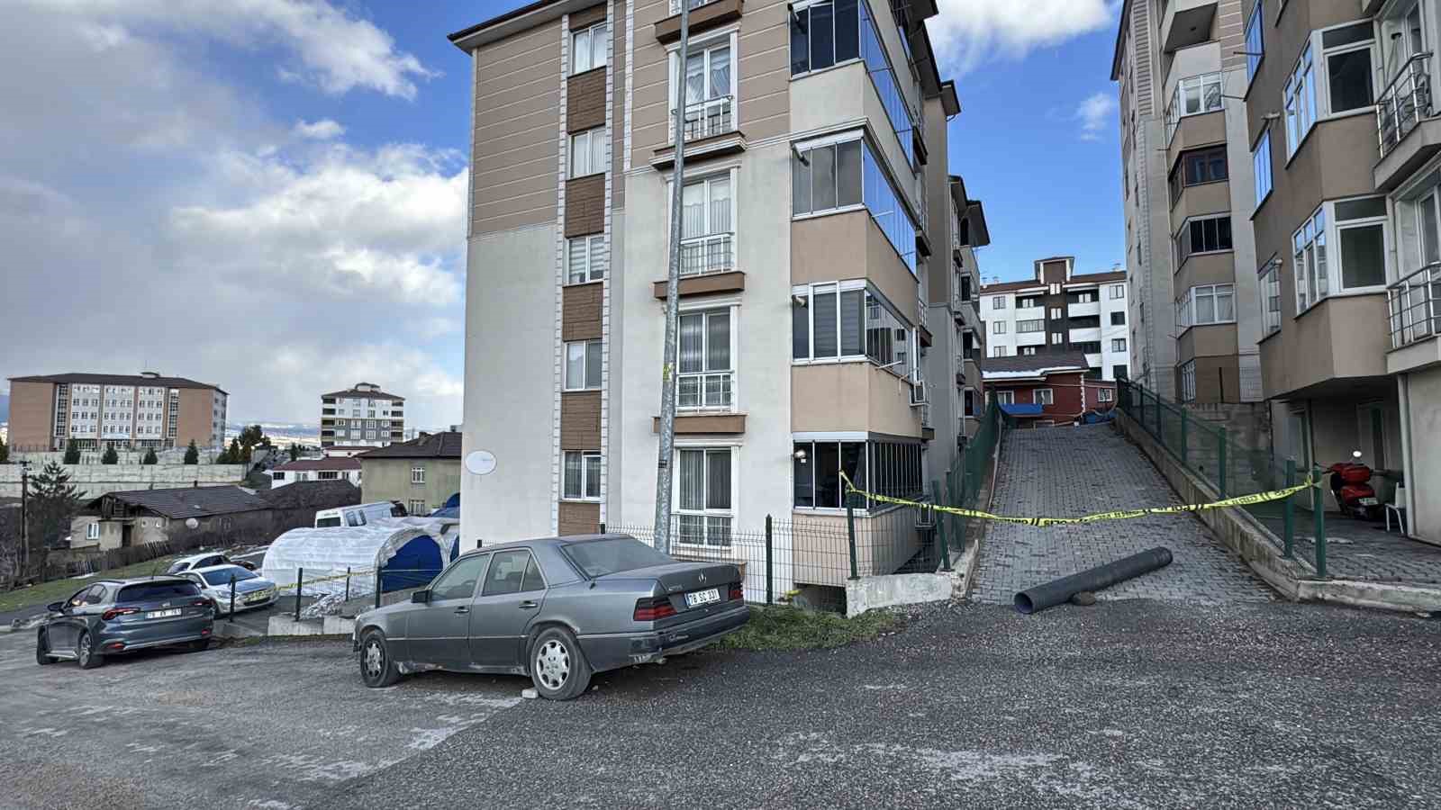 apartman onundeki catlakliklar istinat duvarina zarar verdi 1