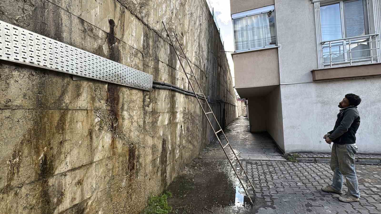 apartman onundeki catlakliklar istinat duvarina zarar verdi 2