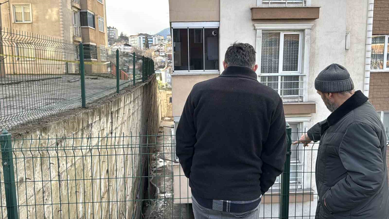 apartman onundeki catlakliklar istinat duvarina zarar verdi 3 PbgfmkDd