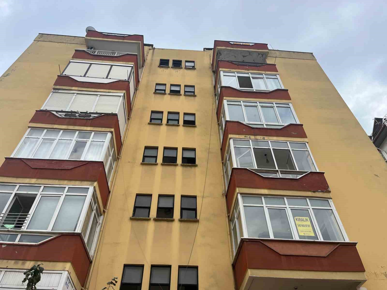 apartmana eli bos girdi disariya altinda akrobasi bisikleti ve cantayla cikti 2