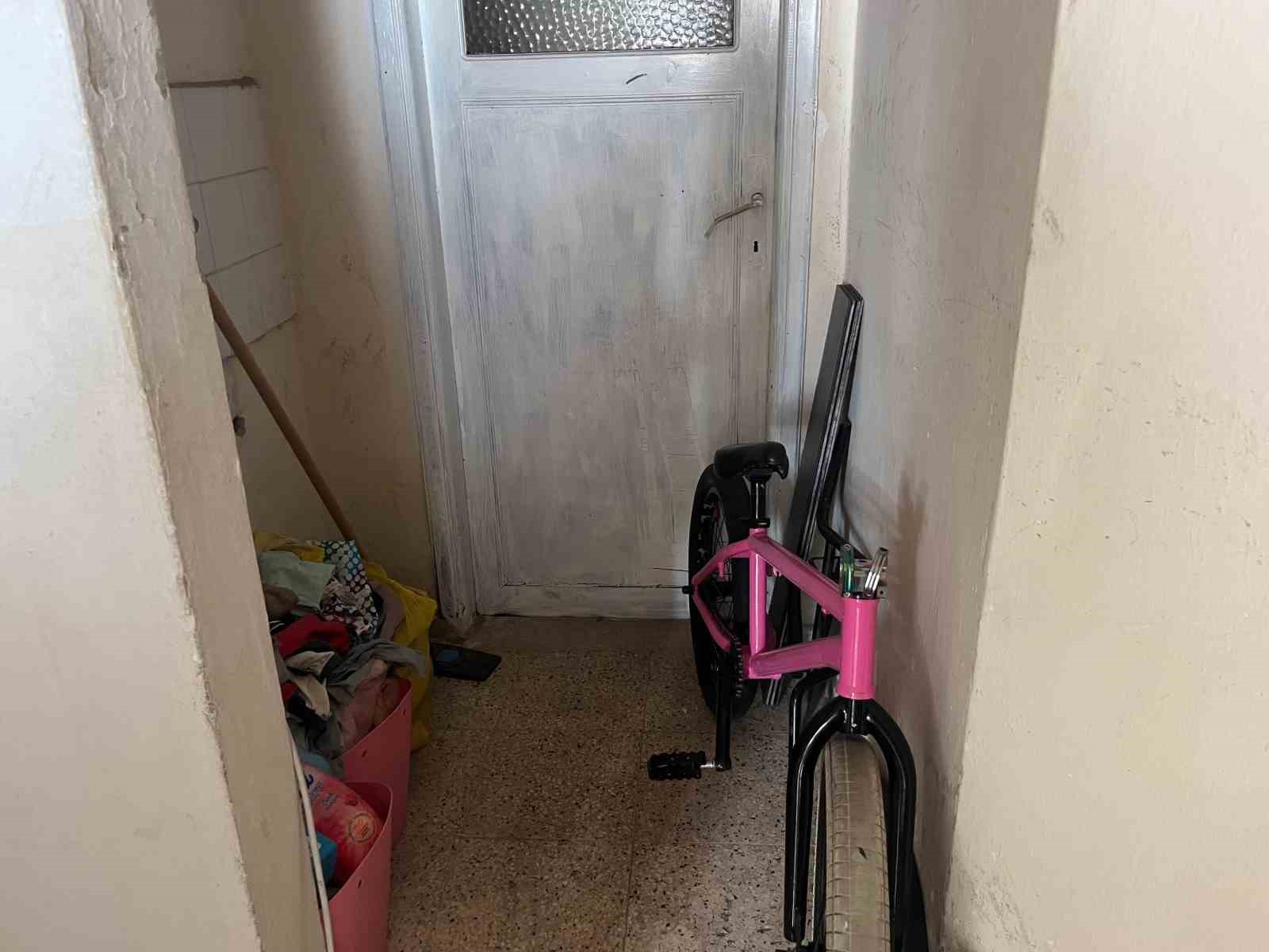 apartmana eli bos girdi disariya altinda akrobasi bisikleti ve cantayla cikti 3 HT95wMO1