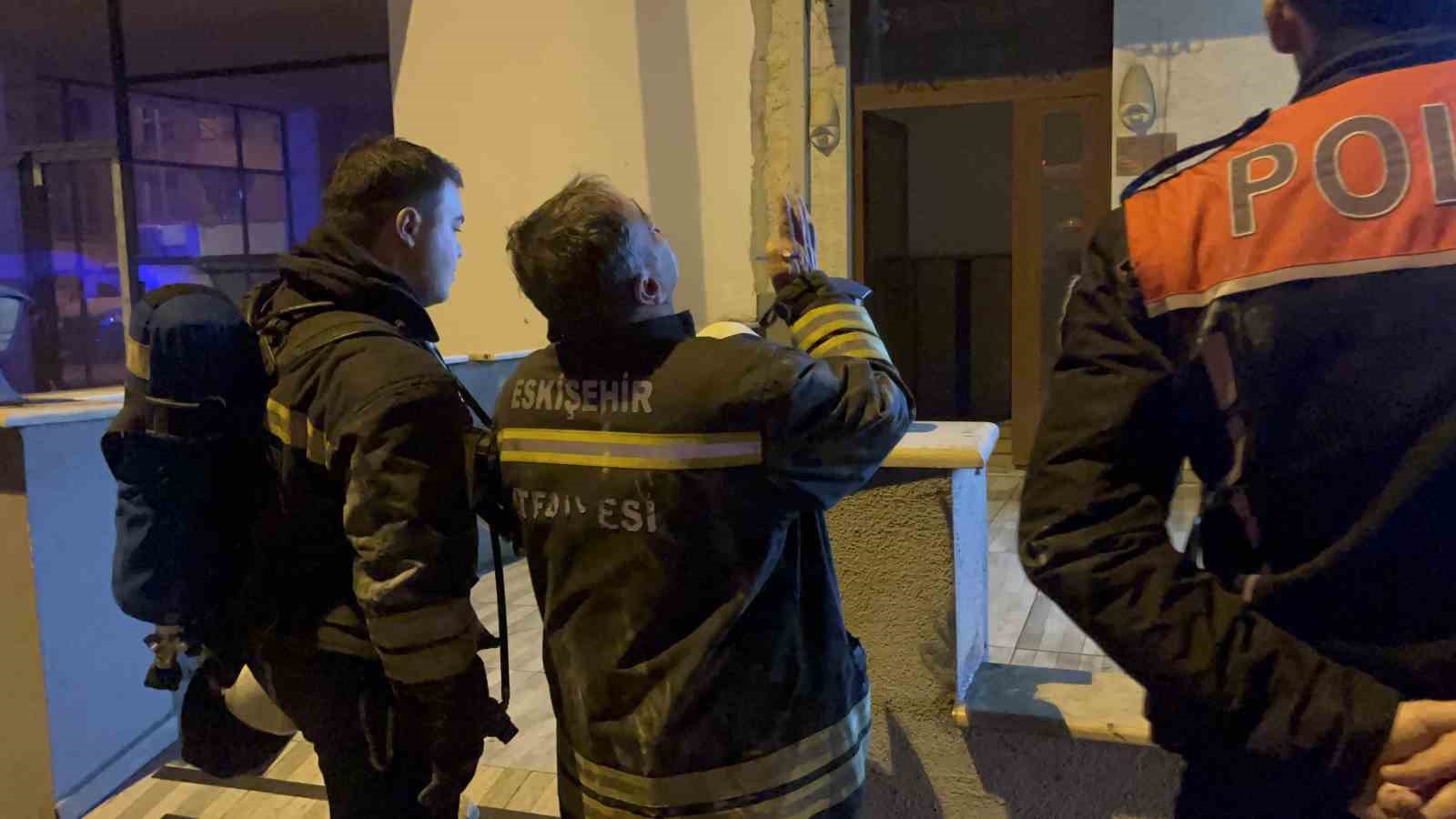 "Apartmana molotof kokteyli atıldı" ihbarı ekipler harekete geçirdi 5 apartmana molotof kokteyli atildi ihbari ekipler harekete gecirdi 1 gge5dWUp