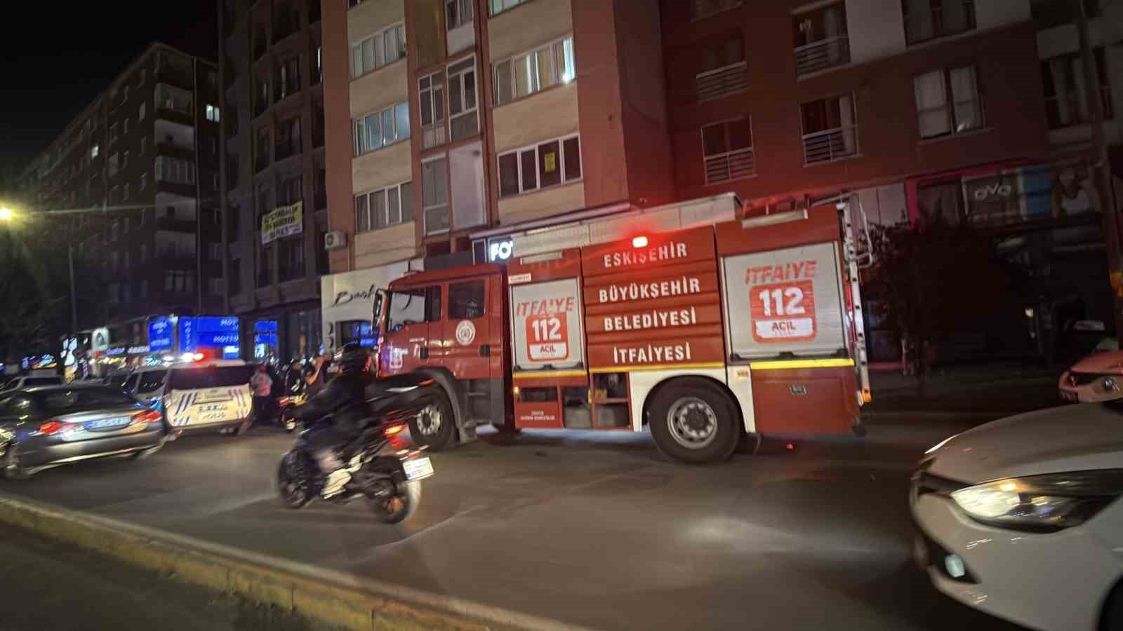 apartmanda cikan yanginda dumanlar daireleri sardi bina tahliye edildi 0 GNTpLHvp