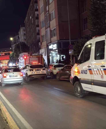 apartmanda-cikan-yanginda-dumanlar-daireleri-sardi-bina-tahliye-edildi-zTKRKJ5O.jpg