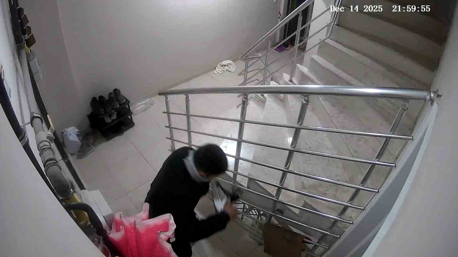 apartmandan ayakkabi hirsizligi kameraya yansidi 0 gdbvFKdY