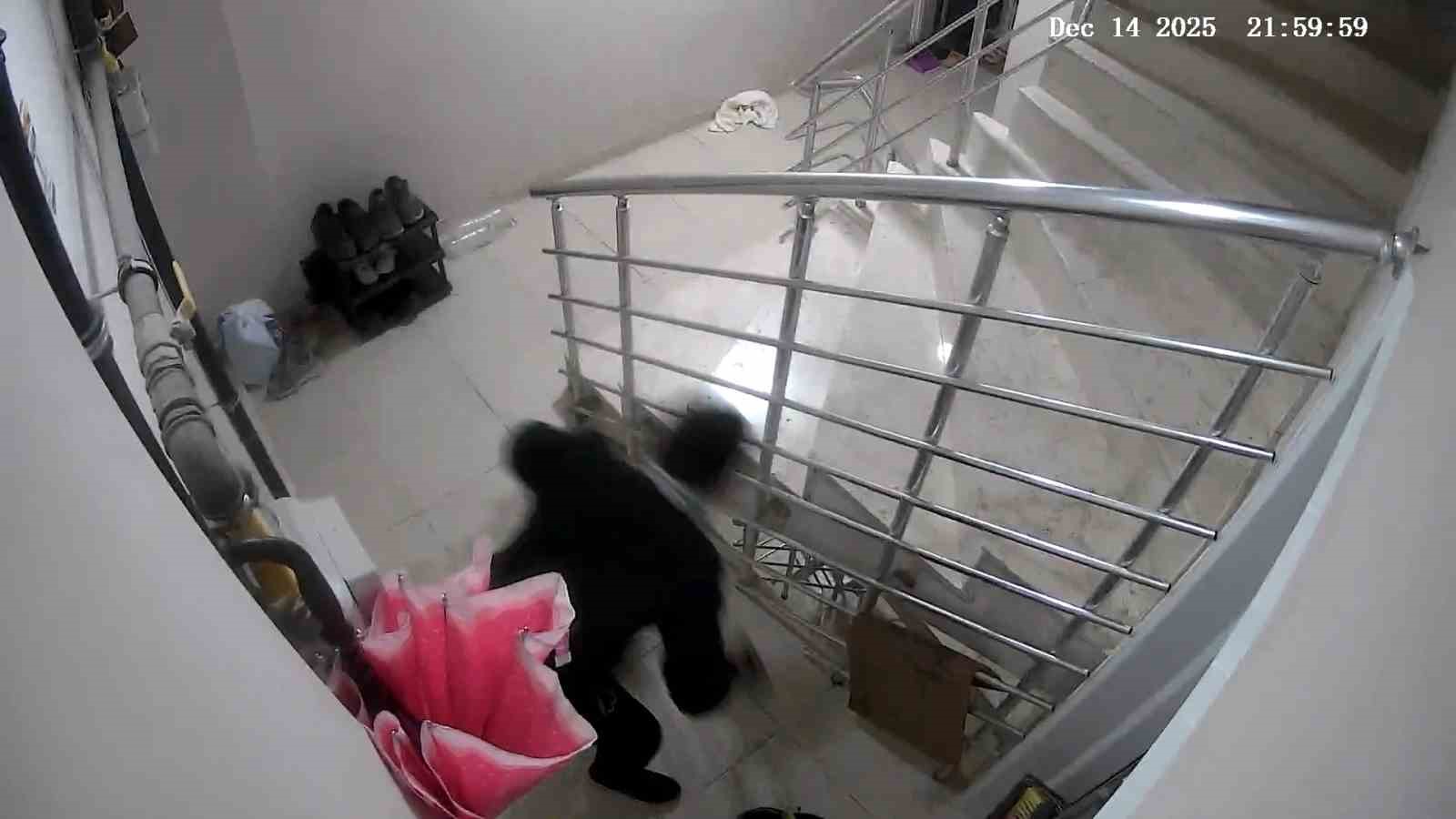 apartmandan ayakkabi hirsizligi kameraya yansidi 1 hOAI22Zr