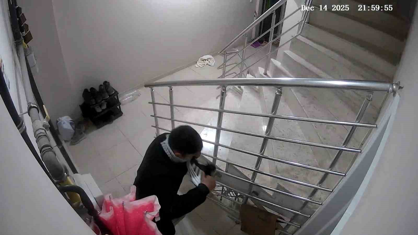 apartmandan ayakkabi hirsizligi kameraya yansidi 2 OVUQkYSG