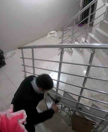 apartmandan-ayakkabi-hirsizligi-kameraya-yansidi-SagU8zaO.jpg