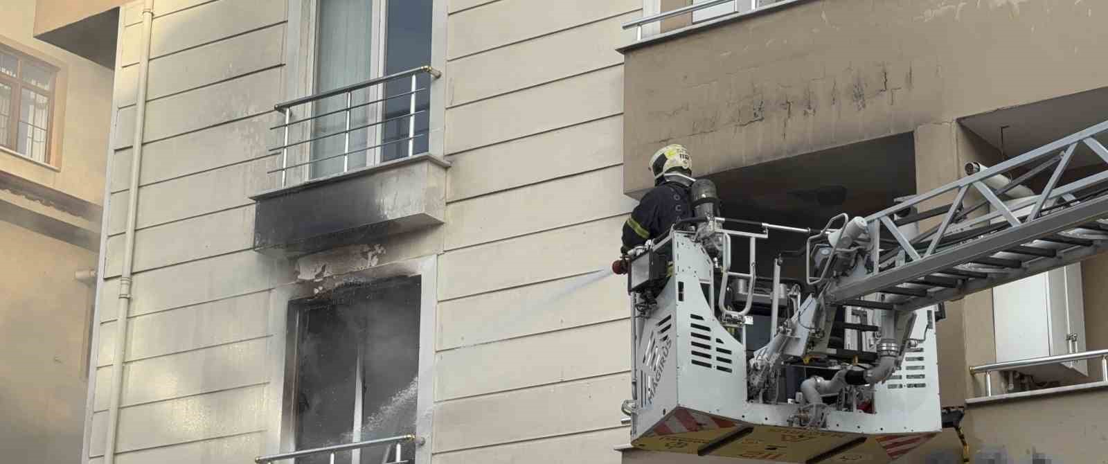 apartmanin 2 kati alev alev yandi 5 kisi dumandan etkilendi 1 8PLYNafO