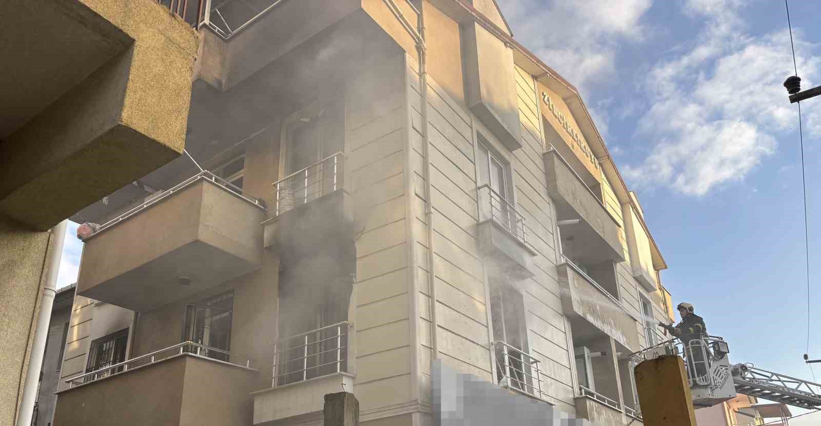 apartmanin 2 kati alev alev yandi 5 kisi dumandan etkilendi 2 uQqDZsuk