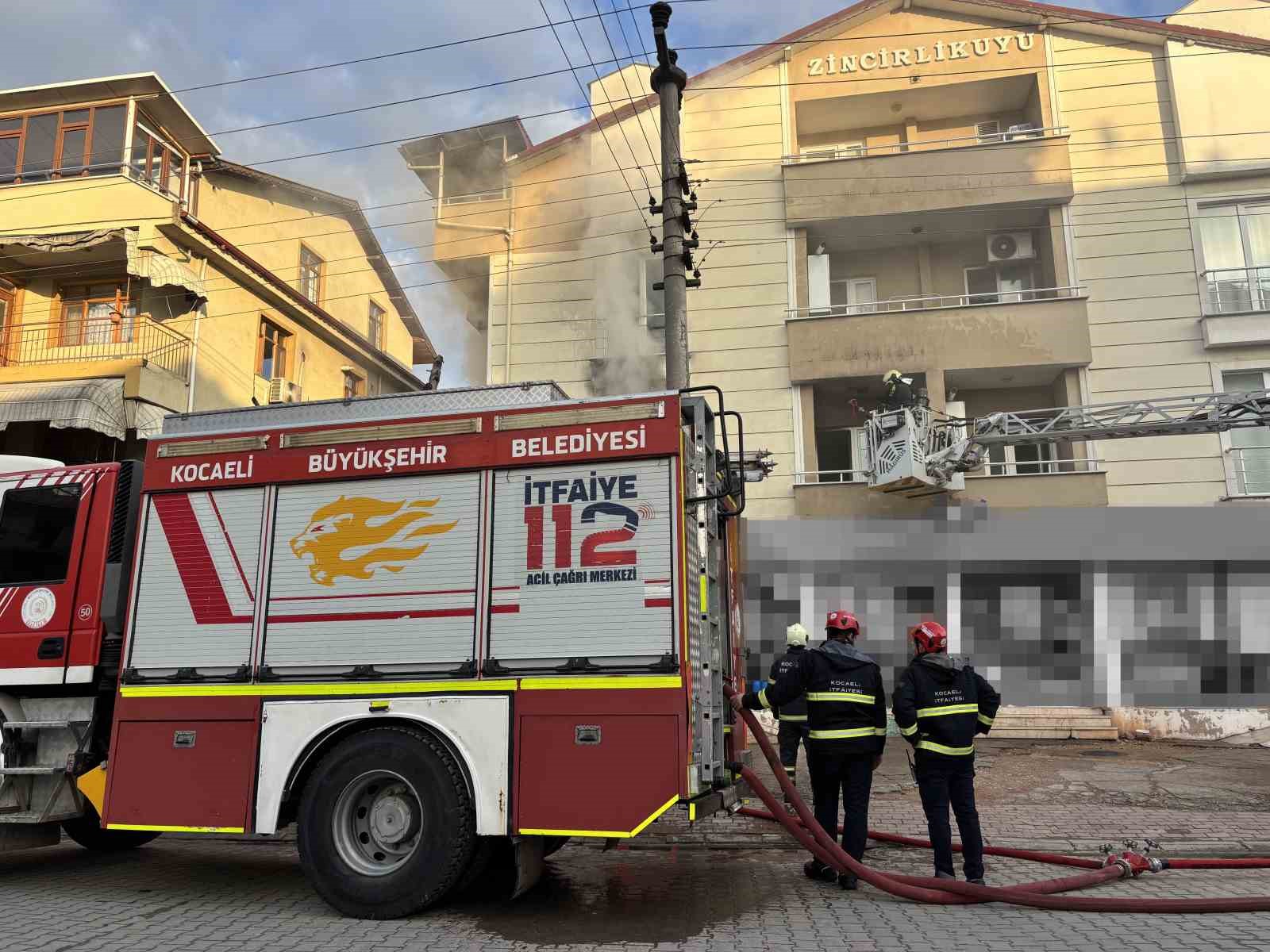 apartmanin 2 kati alev alev yandi 5 kisi dumandan etkilendi 3