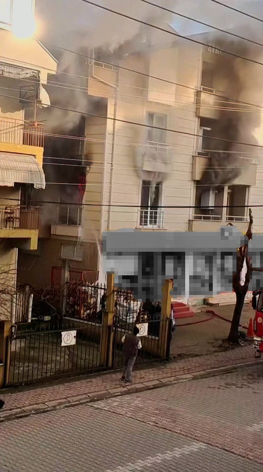 apartmanin 2 kati alev alev yandi 5 kisi dumandan etkilendi 5 GG7nY7ay