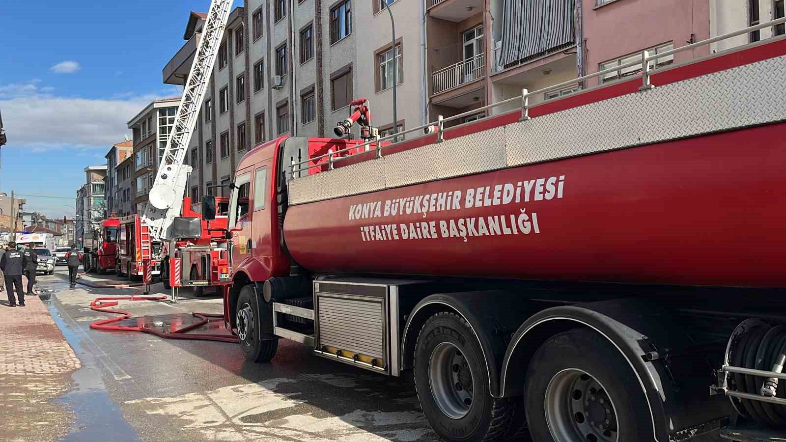 apartmanin catisinda cikan yangin korkuttu 0