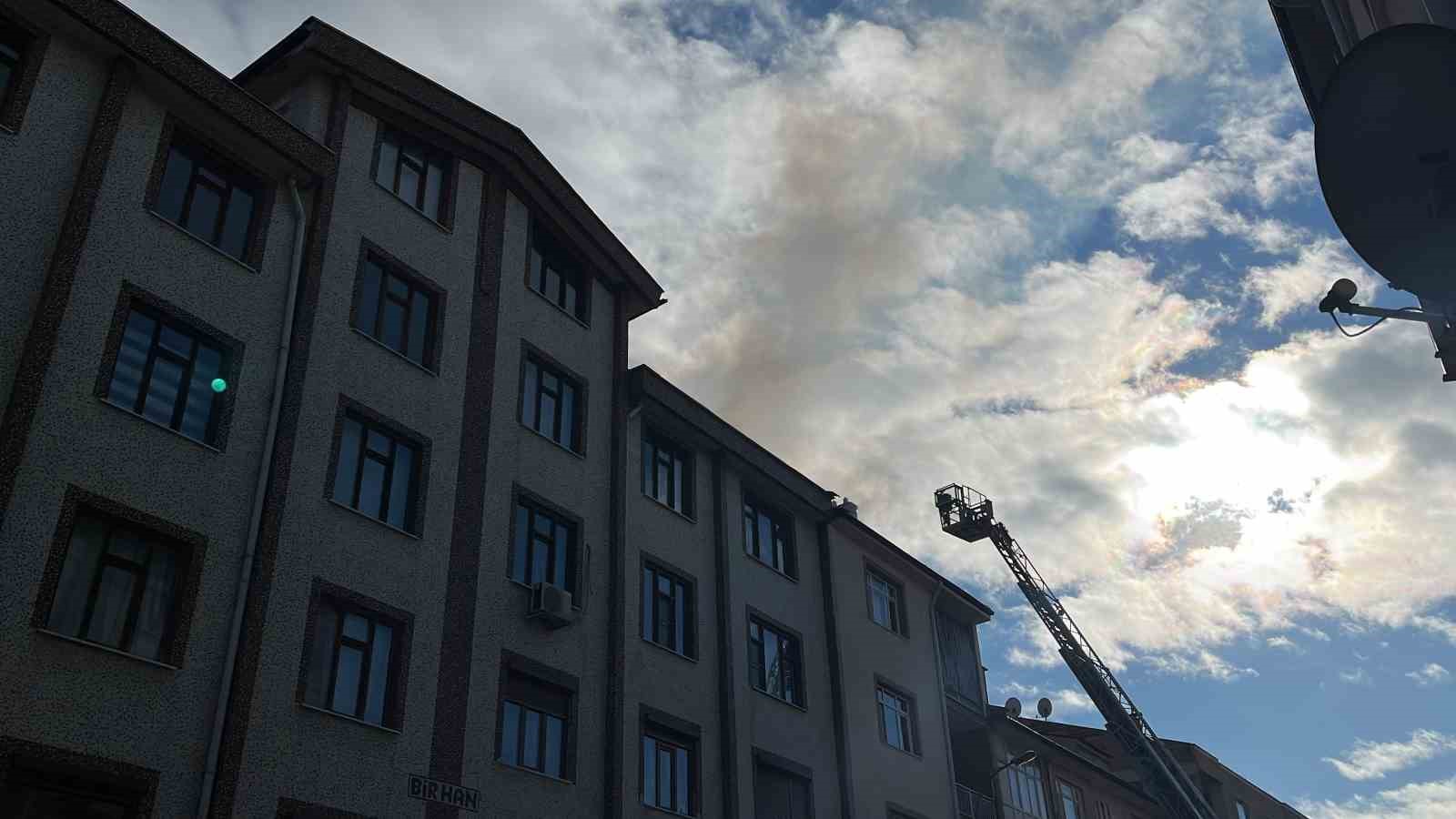 apartmanin catisinda cikan yangin korkuttu 1 SzVFeGZV