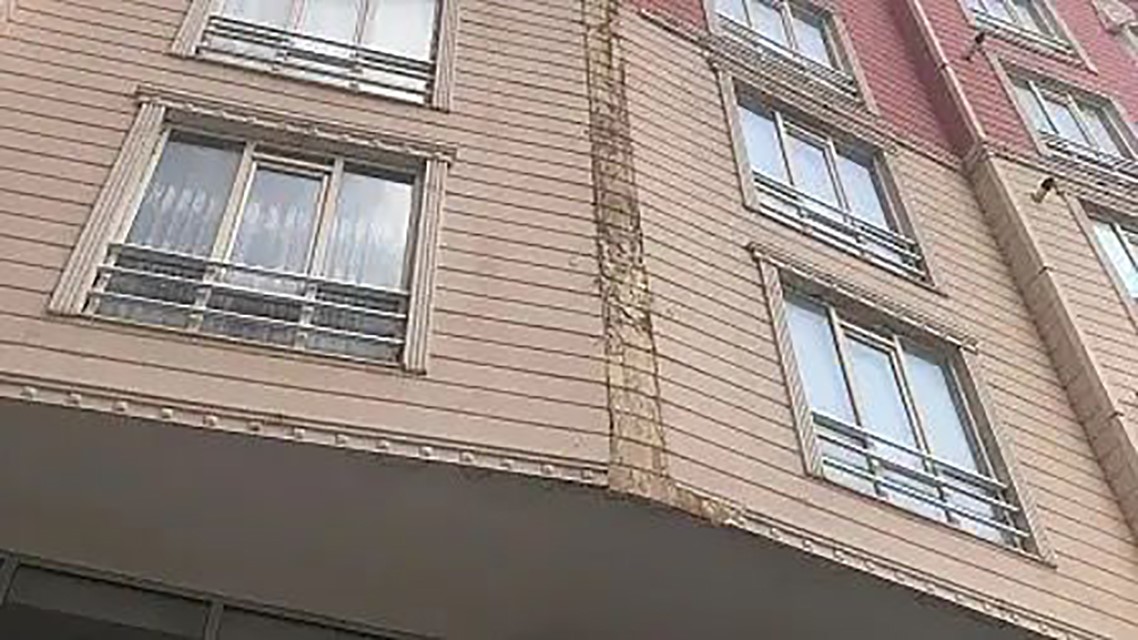 apartmanin dis cephe kaplamasi otomobilin uzerine dustu 0 h9gqYwSG