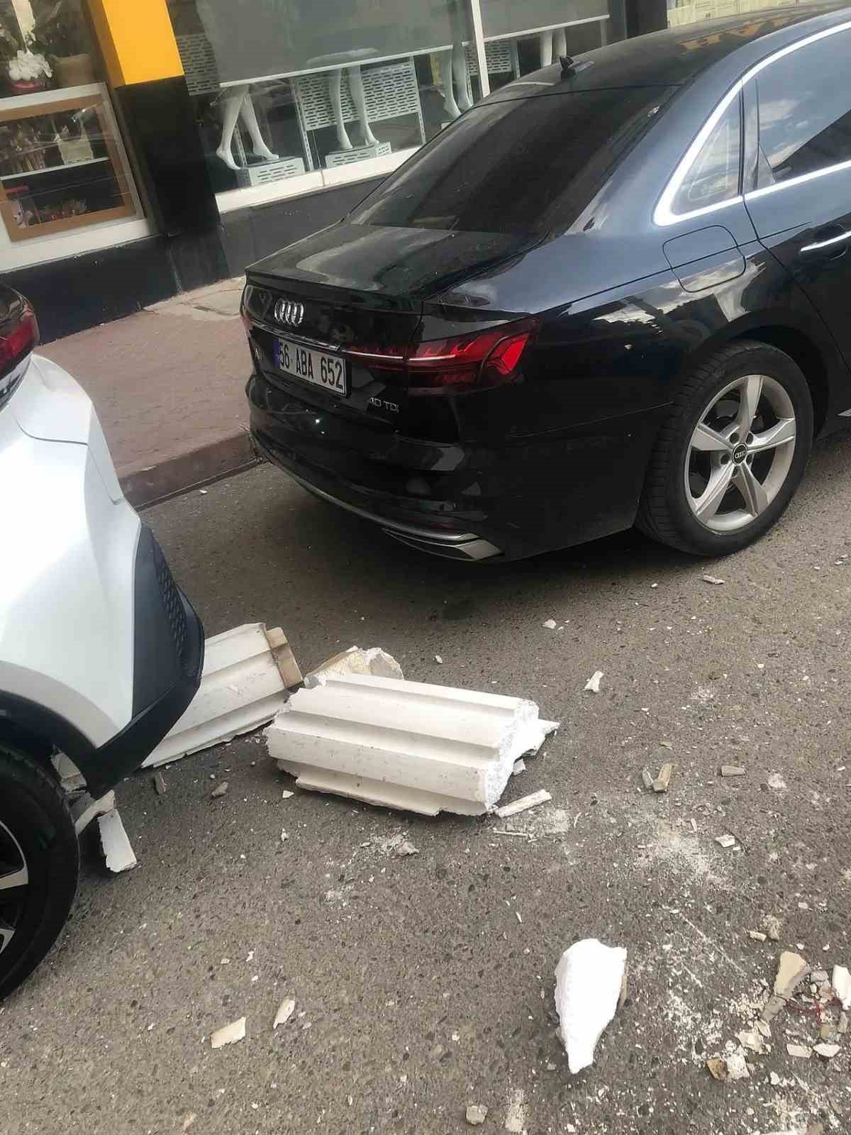 apartmanin dis cephe kaplamasi otomobilin uzerine dustu 1 hsfkYifF