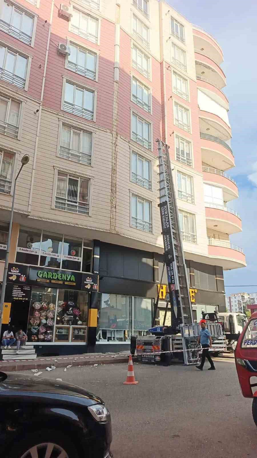 apartmanin dis cephe kaplamasi otomobilin uzerine dustu 2 AZCDrElE