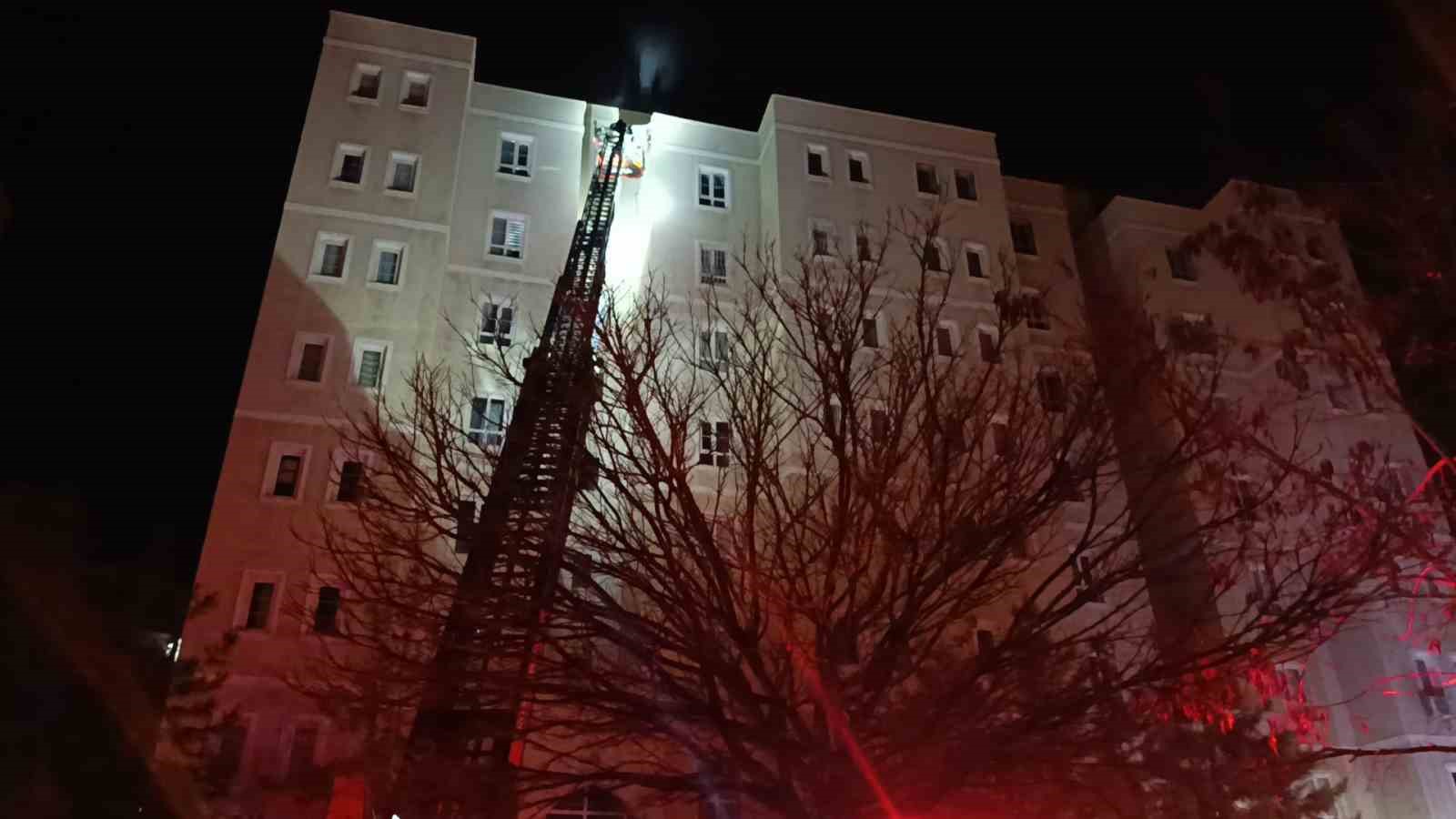 apartmanin girisindeki elektrik panosunda yasanan patlama panige neden oldu 2 NZ9B97am