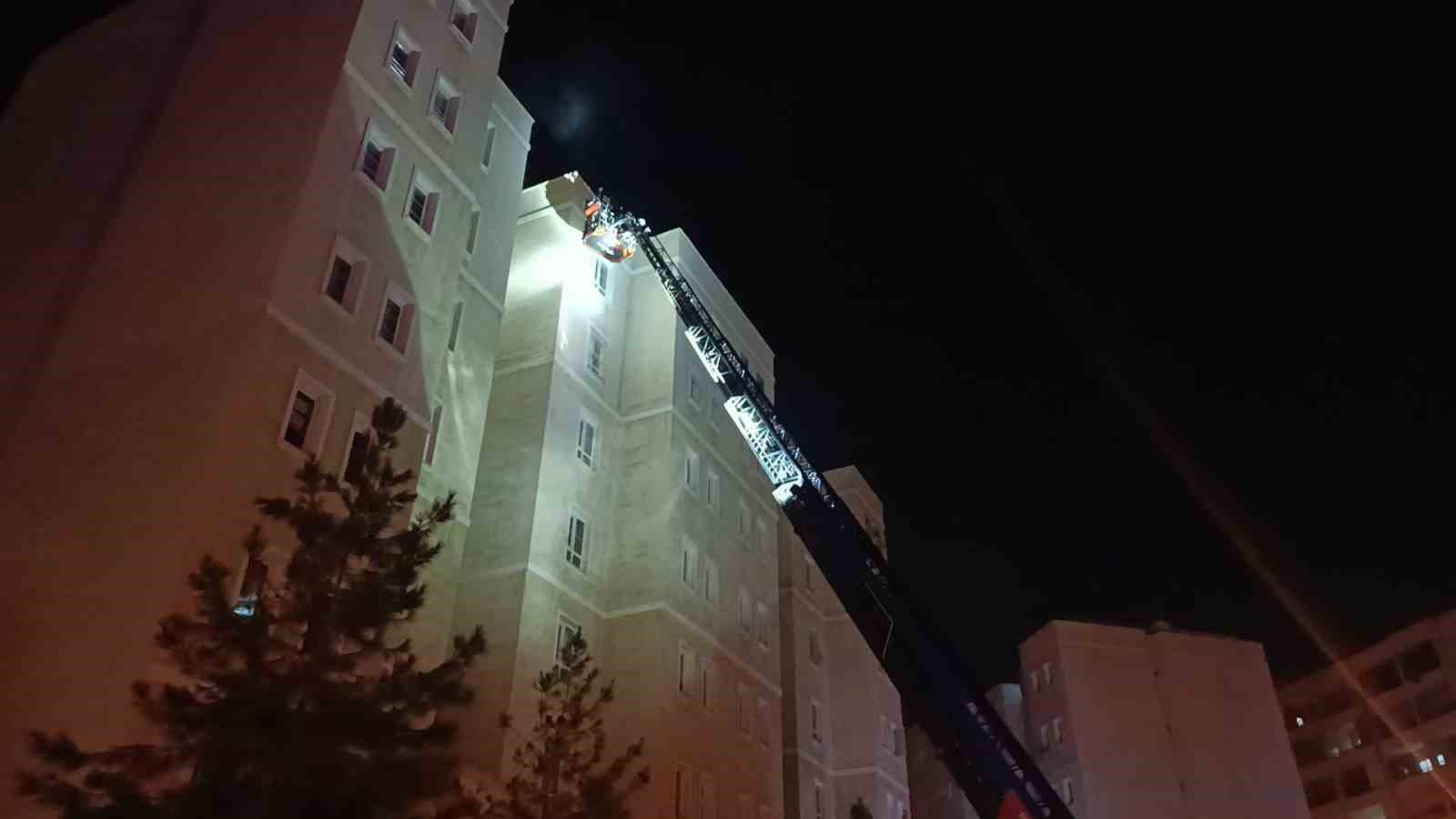 apartmanin girisindeki elektrik panosunda yasanan patlama panige neden oldu 3 UXZuOWkY