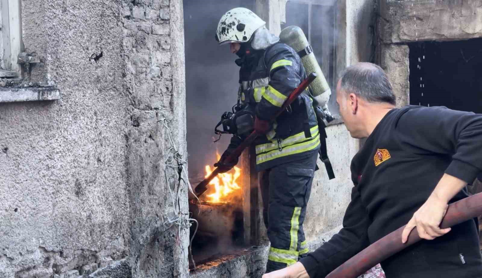 apartmanin komurlugundeki yangin panige neden oldu 0 CQcObC1V