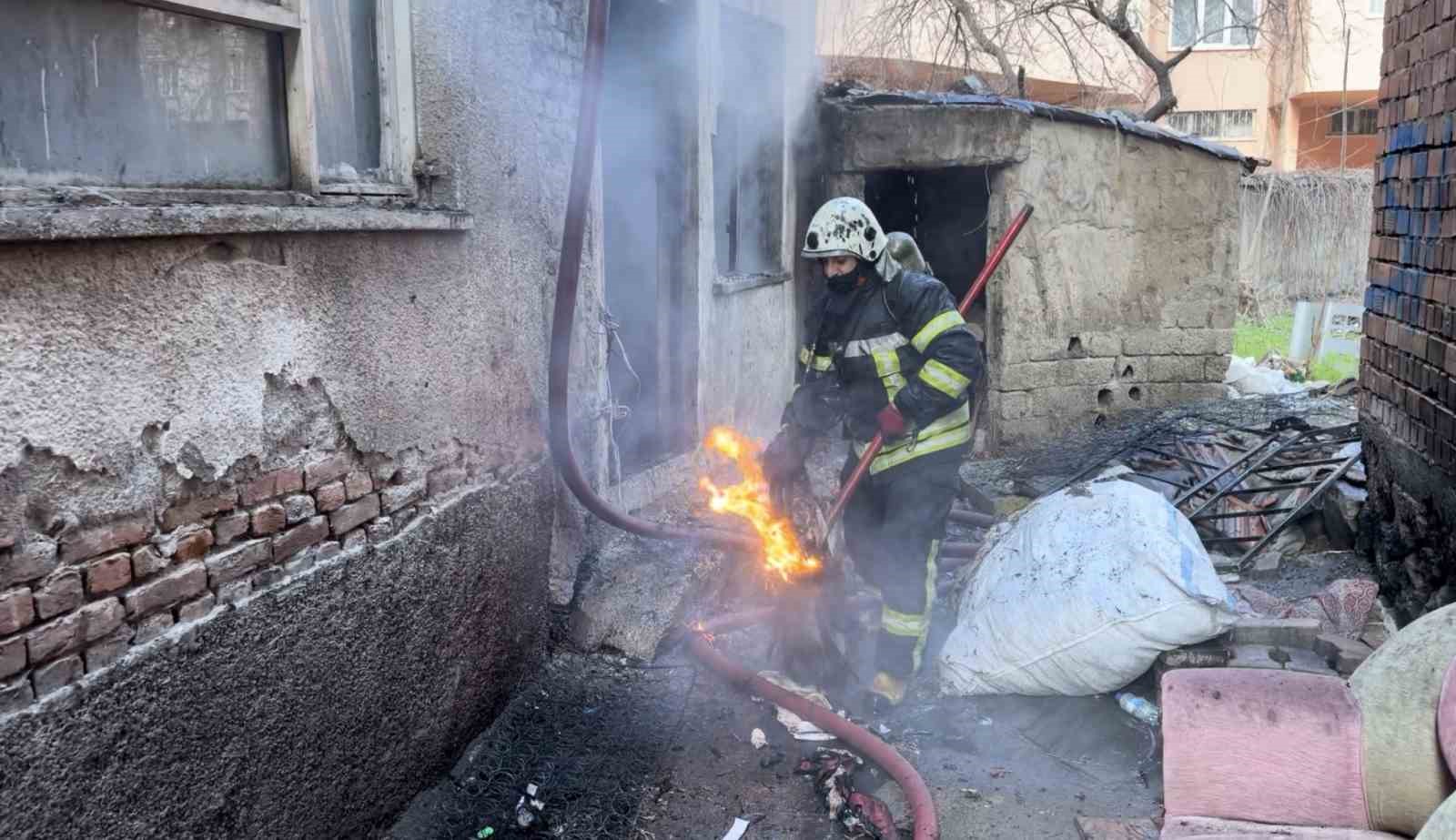 apartmanin komurlugundeki yangin panige neden oldu 4 SJV82iiP