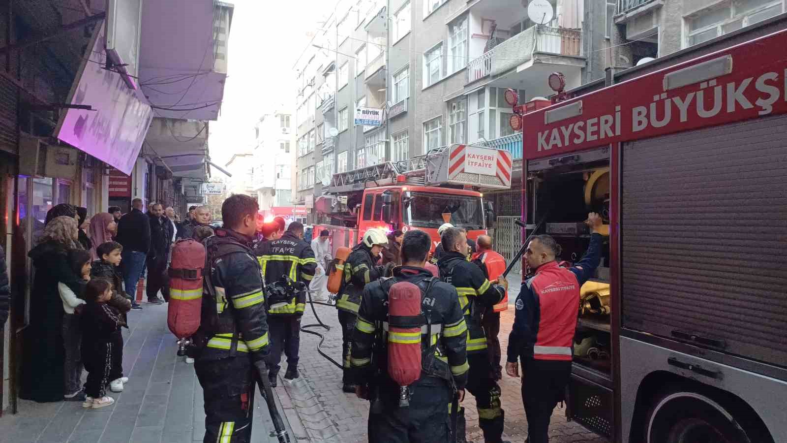 Apartmanın koridorunda çıkan yangın paniğe neden oldu 4 apartmanin koridorunda cikan yangin panige neden oldu 0 KM23QAQn