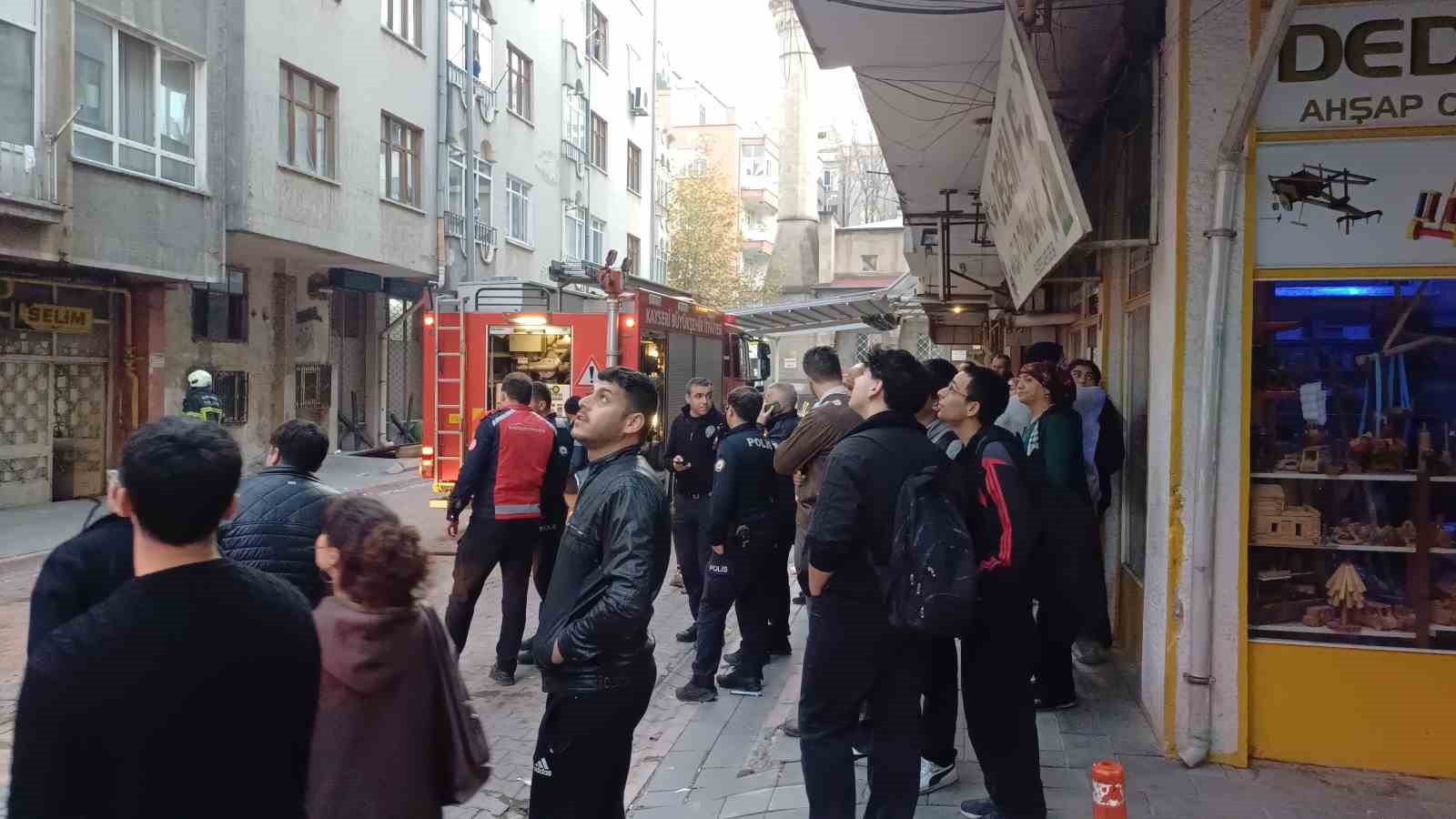 Apartmanın koridorunda çıkan yangın paniğe neden oldu 5 apartmanin koridorunda cikan yangin panige neden oldu 1