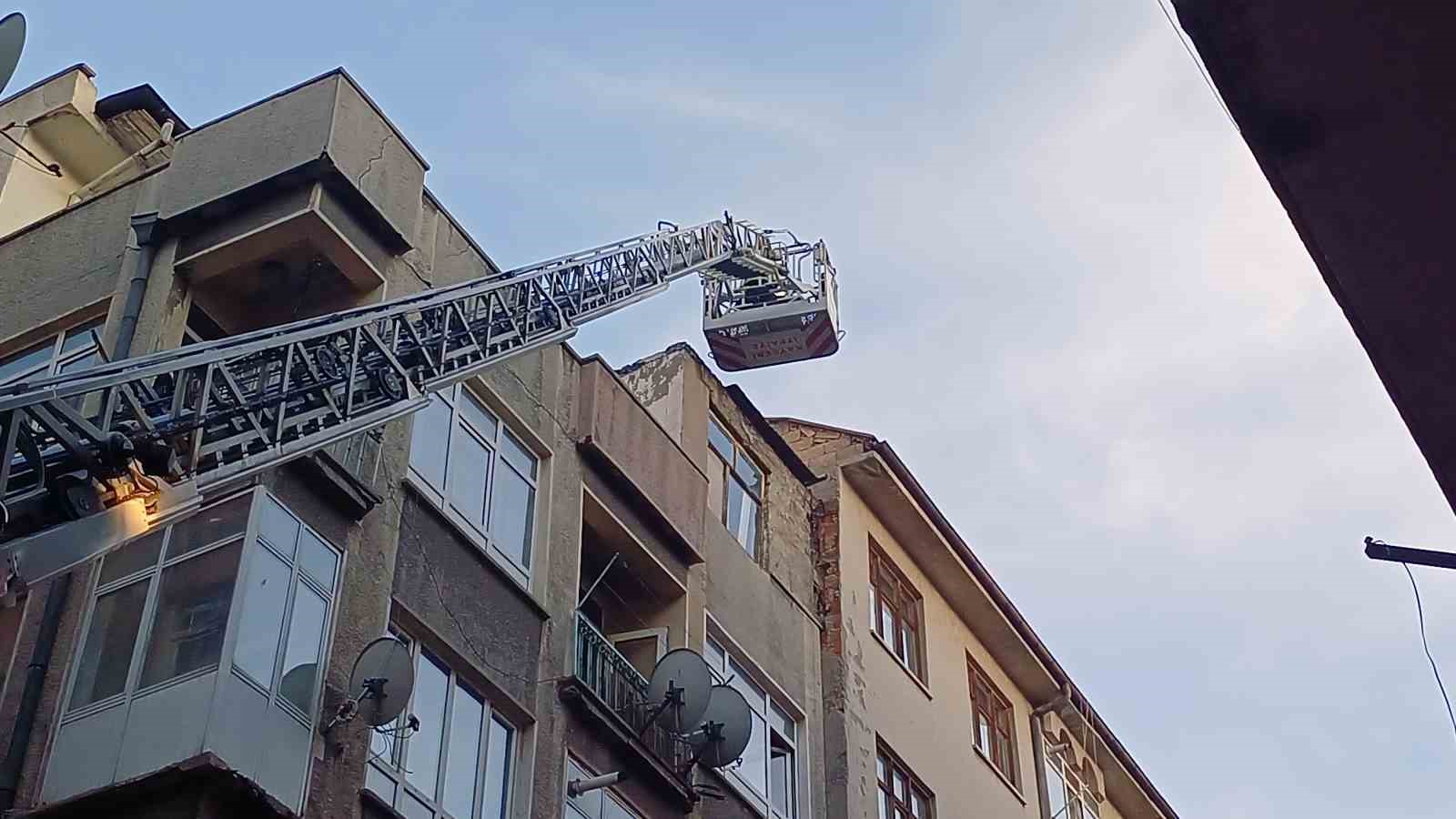 Apartmanın koridorunda çıkan yangın paniğe neden oldu 6 apartmanin koridorunda cikan yangin panige neden oldu 2 5d7RiKnl