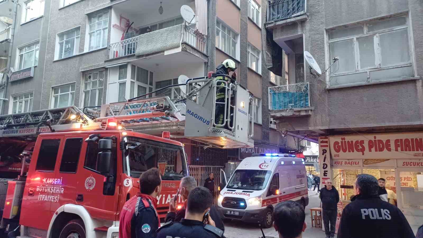 Apartmanın koridorunda çıkan yangın paniğe neden oldu 8 apartmanin koridorunda cikan yangin panige neden oldu 4 aTwHFyyy