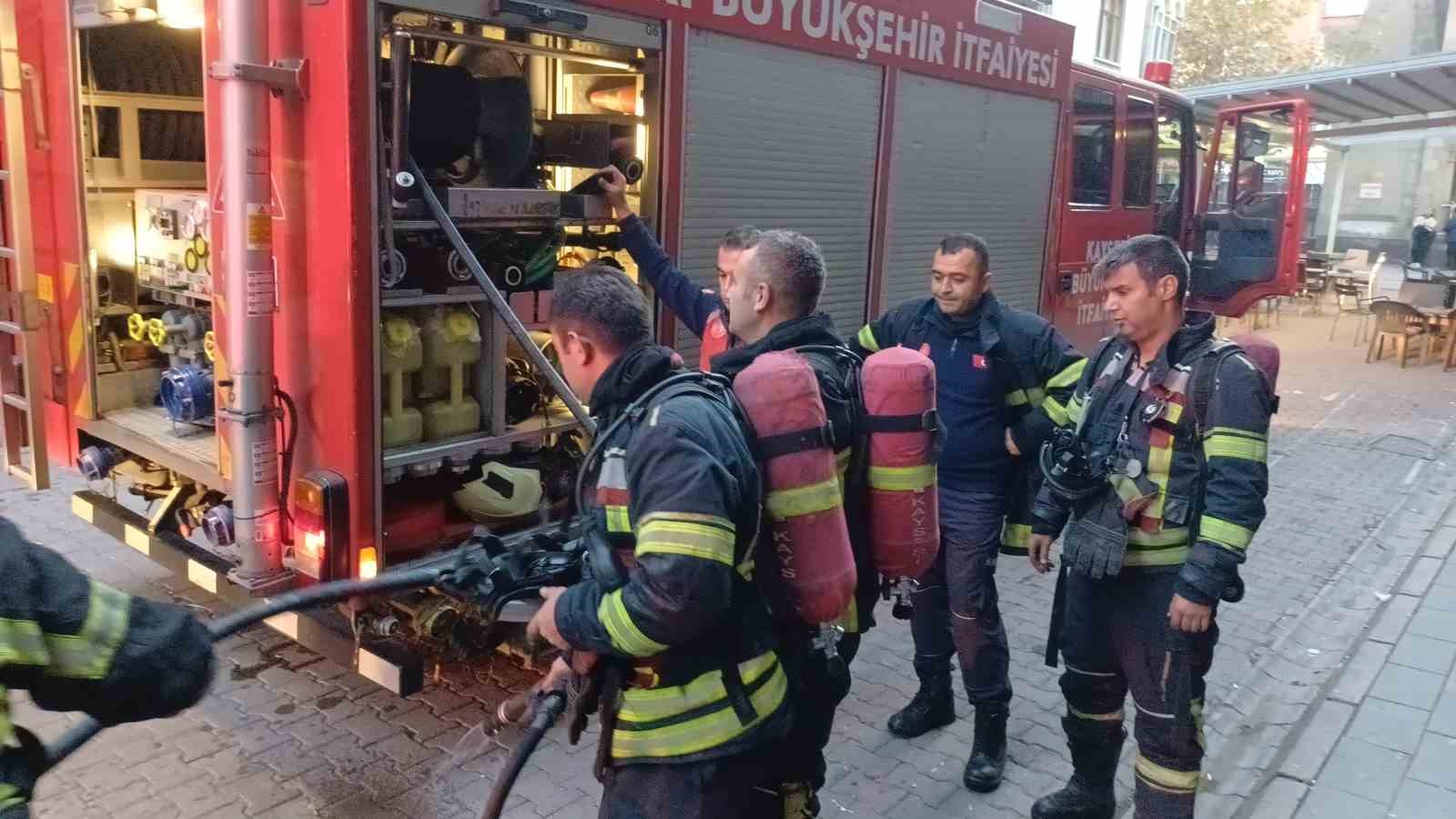 Apartmanın koridorunda çıkan yangın paniğe neden oldu 9 apartmanin koridorunda cikan yangin panige neden oldu 5 SMkje1sT