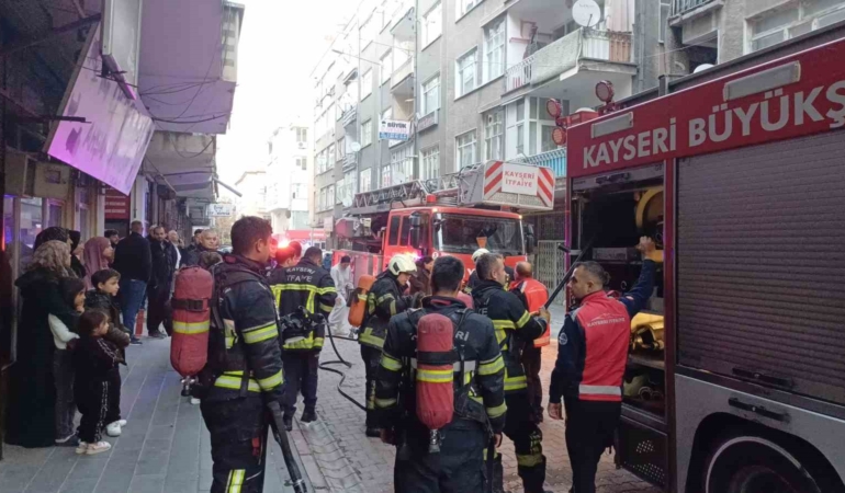 apartmanin-koridorunda-cikan-yangin-panige-neden-oldu-qCWXtfpg.jpg