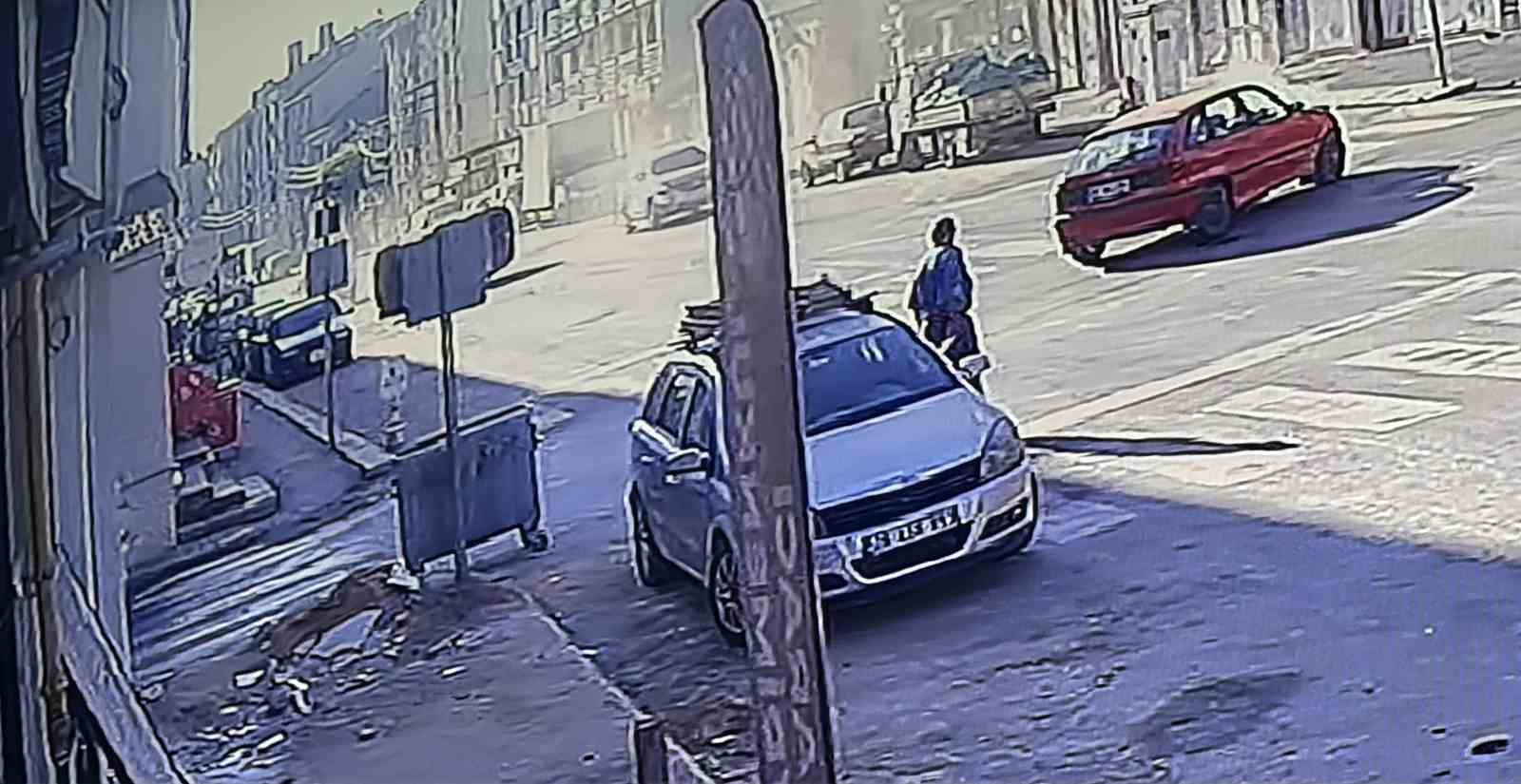 Ara sokaktan çıkan otomobilin çarptığı hafif ticari araç yan yattı 4 ara sokaktan cikan otomobilin carptigi hafif ticari arac yan yatti 0