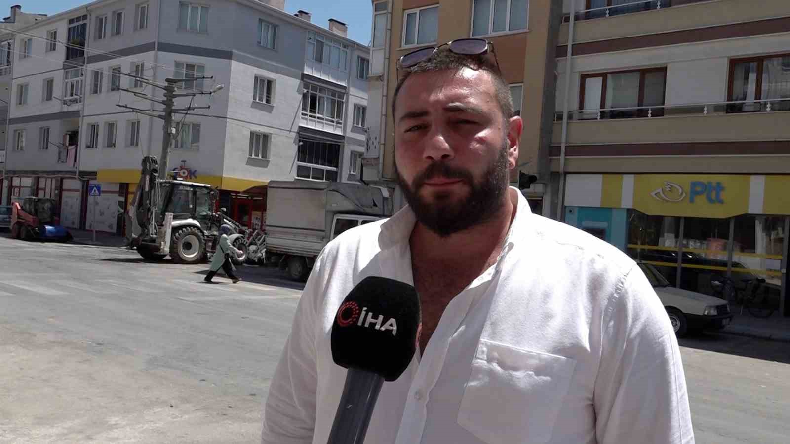 Ara sokaktan çıkan otomobilin çarptığı hafif ticari araç yan yattı 5 ara sokaktan cikan otomobilin carptigi hafif ticari arac yan yatti 1 Ry41GDWd