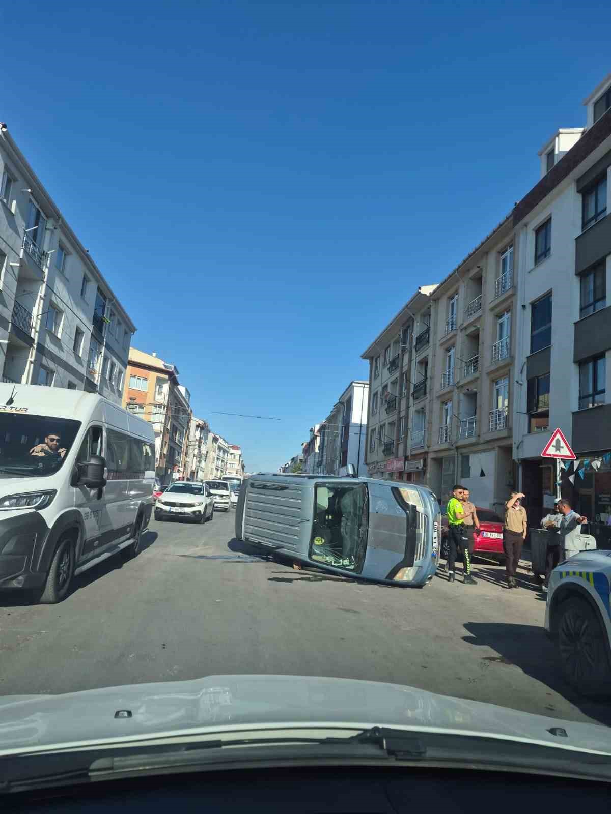 Ara sokaktan çıkan otomobilin çarptığı hafif ticari araç yan yattı 6 ara sokaktan cikan otomobilin carptigi hafif ticari arac yan yatti 2 yUz4nN39