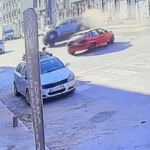 ara-sokaktan-cikan-otomobilin-carptigi-hafif-ticari-arac-yan-yatti-4HHOH9FK.jpg