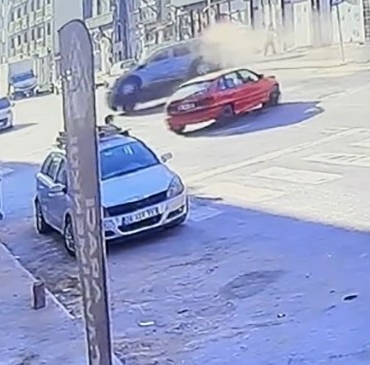 ara-sokaktan-cikan-otomobilin-carptigi-hafif-ticari-arac-yan-yatti-4HHOH9FK.jpg