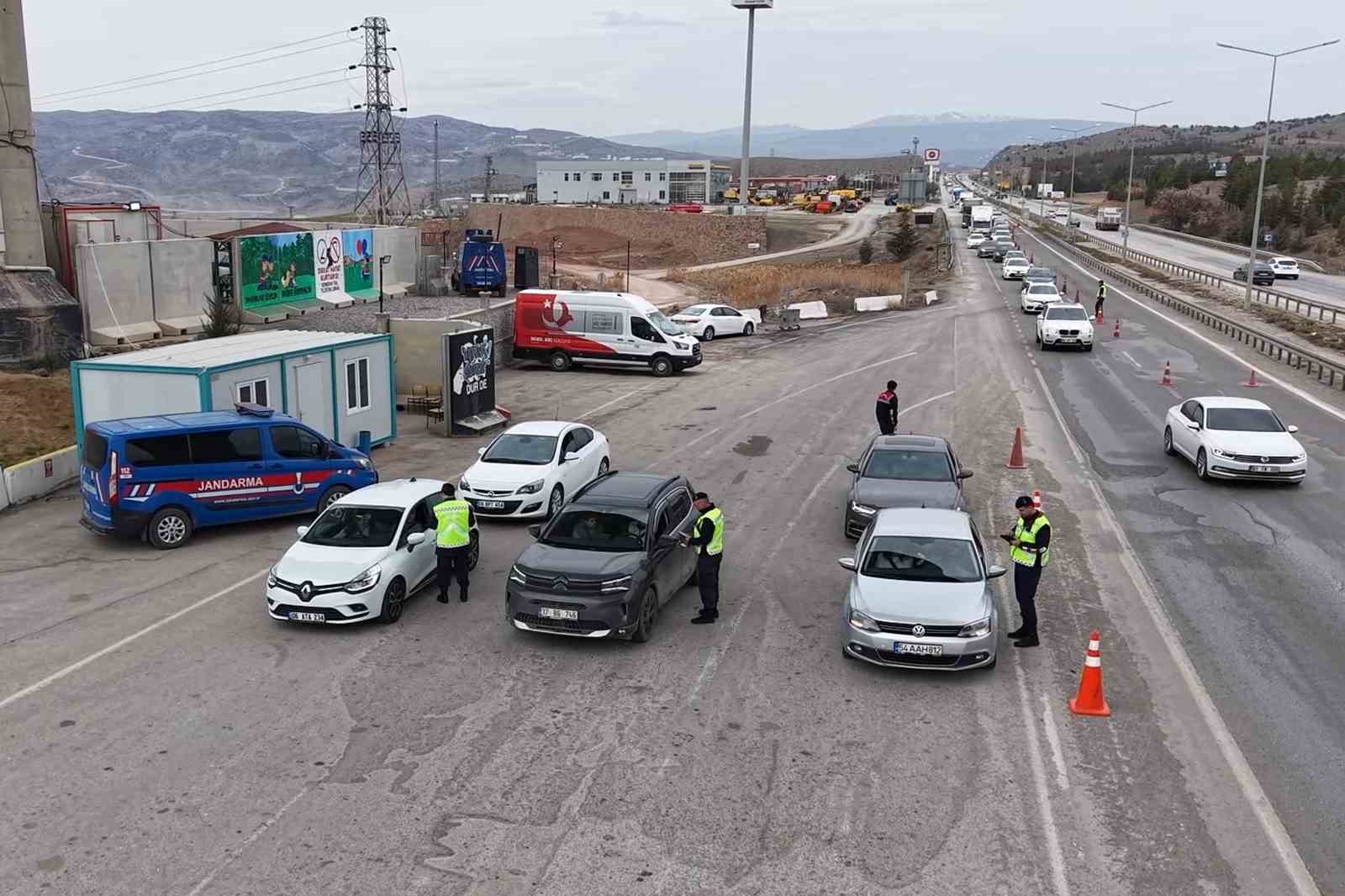 Ara tatil bayramla birleşti, sürücüler erken yola çıktı: 43 ilin geçiş noktasında denetimler artırıldı 5 ara tatil bayramla birlesti suruculer erken yola cikti 43 ilin gecis noktasinda denetimler artirildi tbpKeF9Q