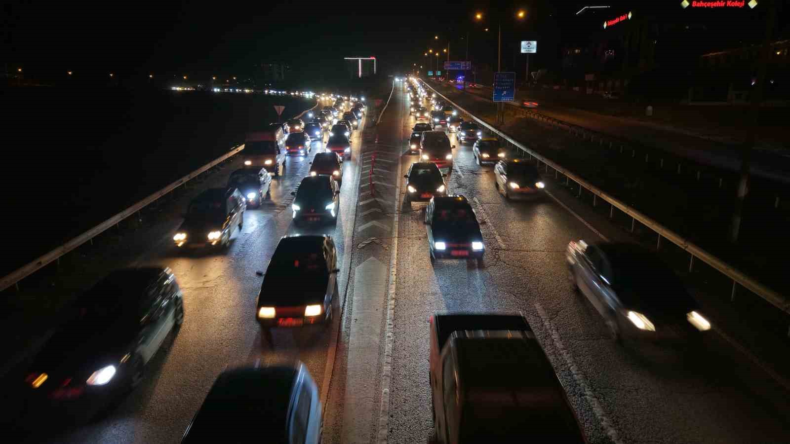 Ara tatil bitti, tatilcilerin dönüş yolculuğu başladı: 43 ilin geçiş noktasında trafik yoğunluğu arttı 4 ara tatil bitti tatilcilerin donus yolculugu basladi 43 ilin gecis noktasinda trafik yogunlugu artti 4qE9K4EG