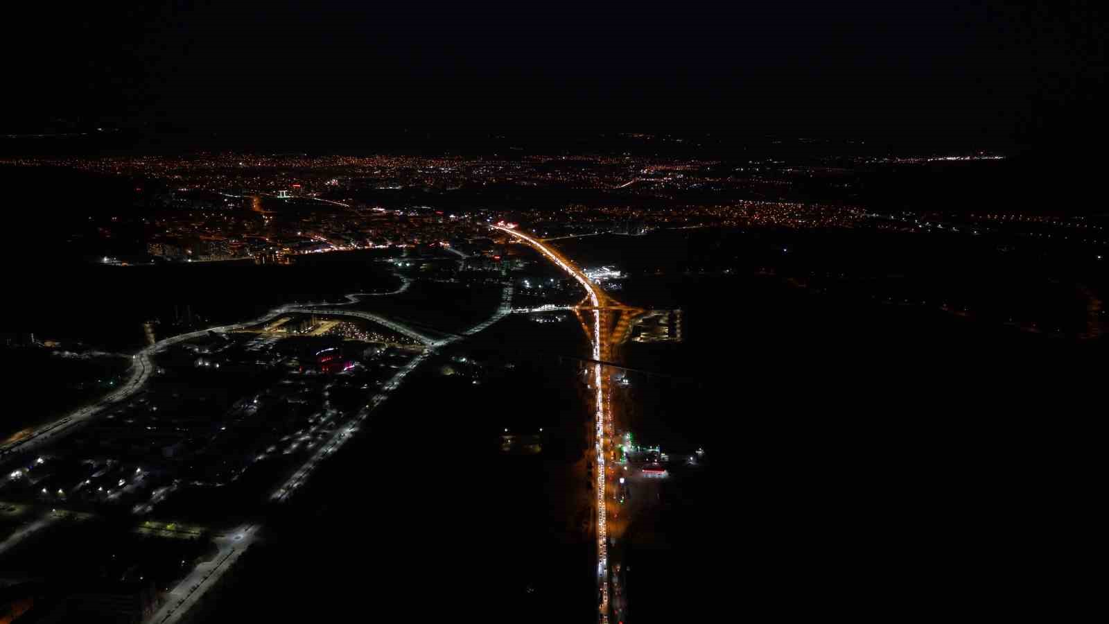 Ara tatil bitti, tatilcilerin dönüş yolculuğu başladı: 43 ilin geçiş noktasında trafik yoğunluğu arttı 22 ara tatil bitti tatilcilerin donus yolculugu basladi 43 ilin gecis noktasinda trafik yogunlugu artti