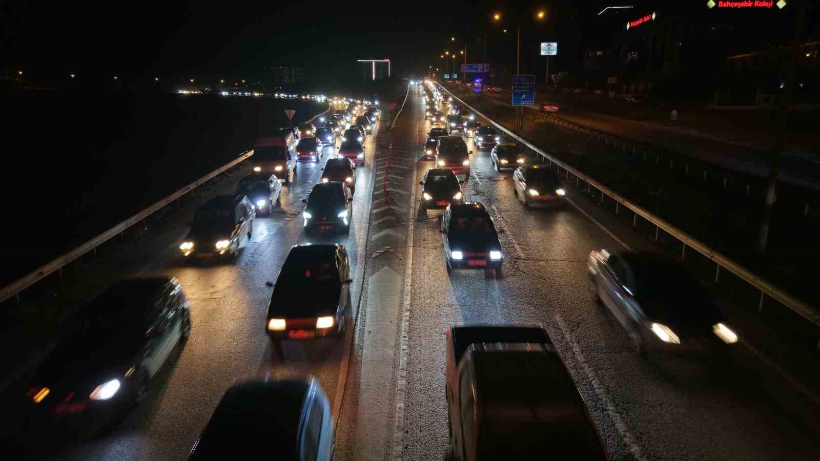 Ara tatil bitti, tatilcilerin dönüş yolculuğu başladı: 43 ilin geçiş noktasında trafik yoğunluğu arttı 14 ara tatil bitti tatilcilerin donus yolculugu basladi 43 ilin gecis noktasinda trafik yogunlugu artti VMTDi6uq