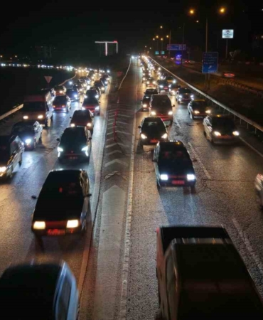 ara-tatil-bitti-tatilcilerin-donus-yolculugu-basladi-43-ilin-gecis-noktasinda-trafik-yogunlugu-artti-k5UDLkfH.jpg