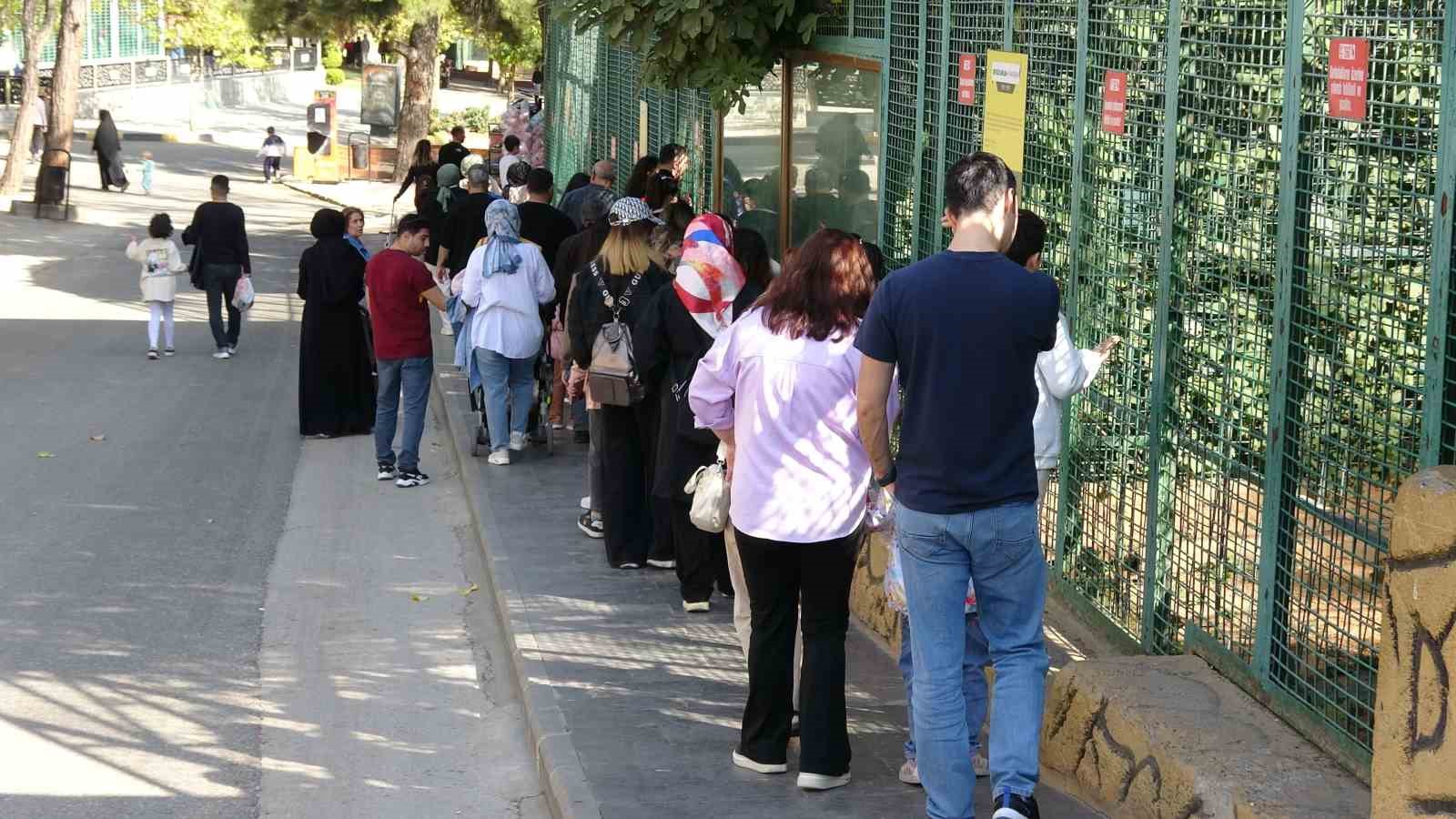 ara tatile cikan ogrenciler solugu hayvanat bahcesinde aldi 3 rjStwCH6