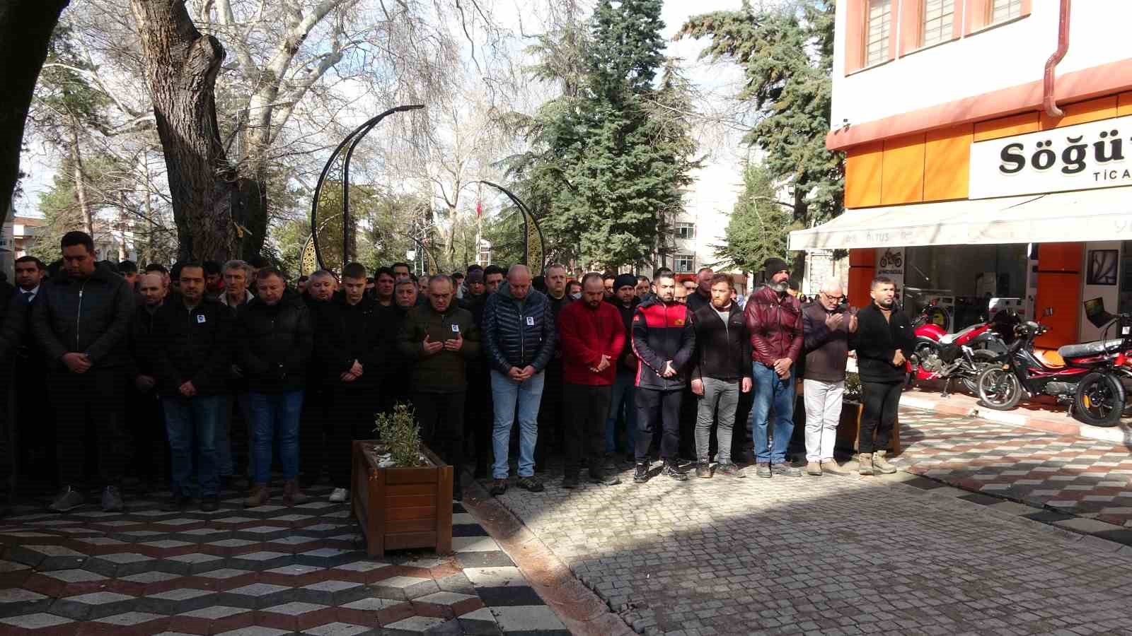 araba almak icin gittigi antalyada otobus kazasinda hayatini kaybeden erdi demirsoy topraga verildi 3 mYdfTgwM